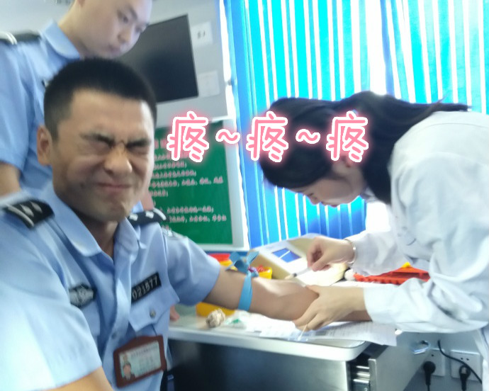 疼skr人！警察在移動(dòng)獻(xiàn)血車上的表情包亮了
