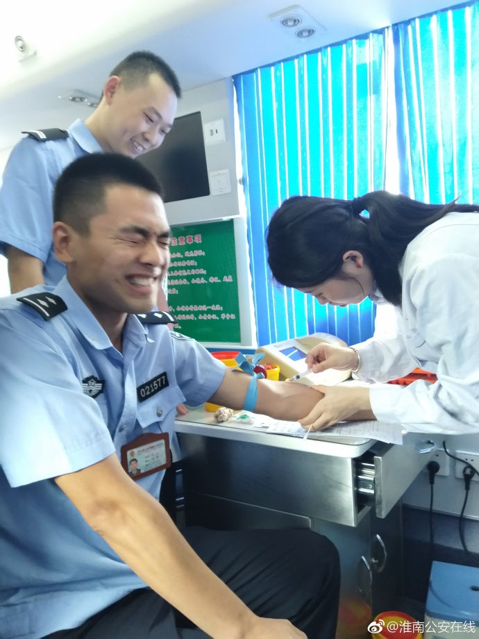 疼skr人！警察在移動(dòng)獻(xiàn)血車上的表情包亮了