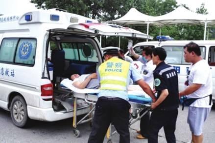 命懸一線牽動人心，救護(hù)車臨危不亂治病救人_